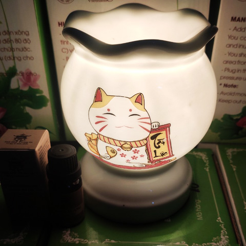 Đèn xông tinh dầu mèo may mắn Maneki Neko